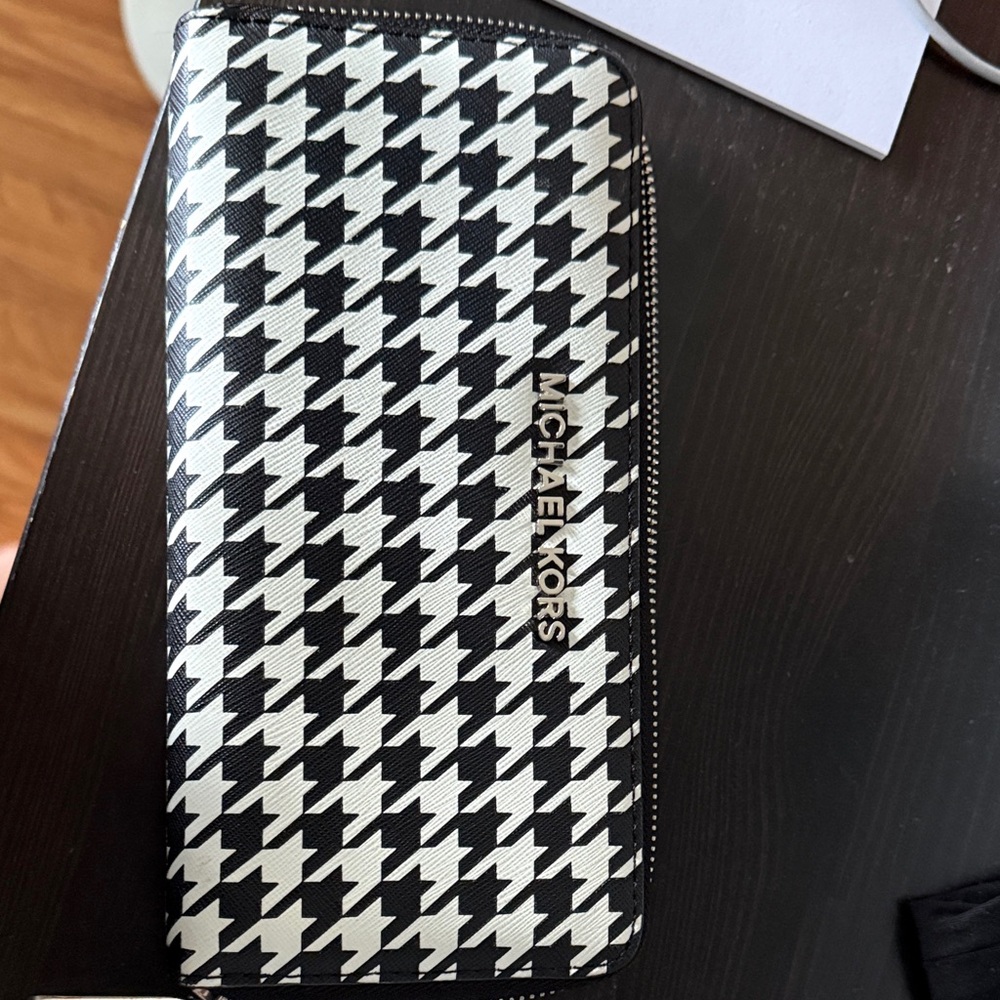 Michael Kors Black and White Houndstooth Wallet